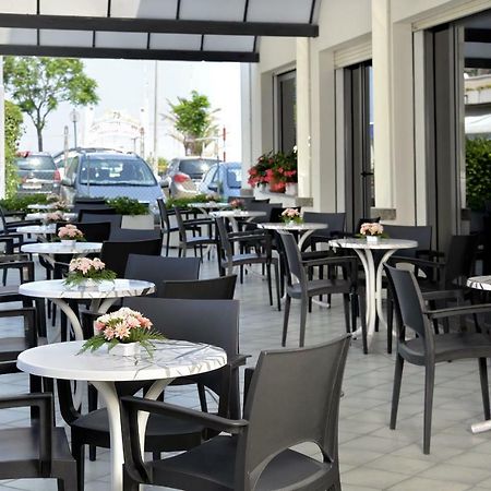 Hotel Ciondolo D'Oro Rimini Exterior foto